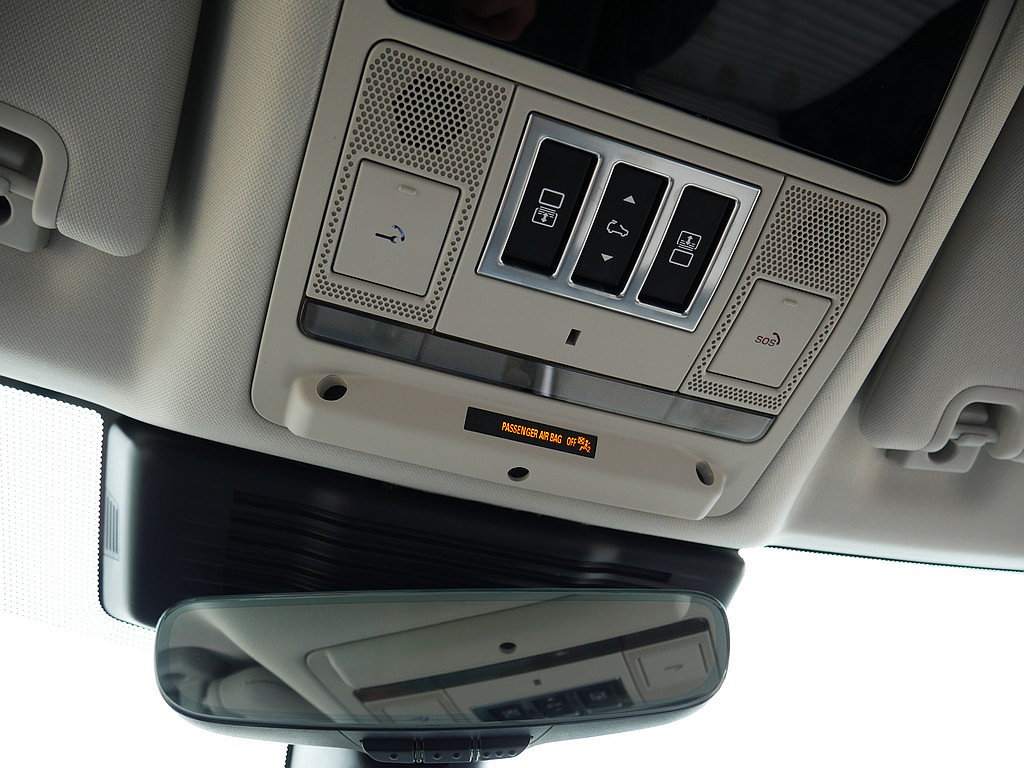 Used 2025 Land Rover Discovery Metropolitan Edition AWD/4WD image 57