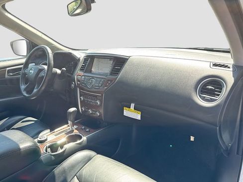 Used 2019 Nissan Pathfinder Platinum image 32