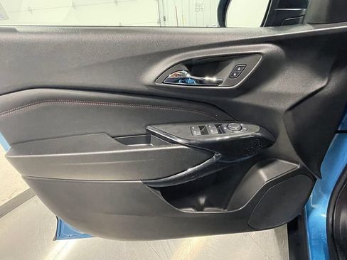 Used 2025 Chevrolet Trax RS FWD image 19
