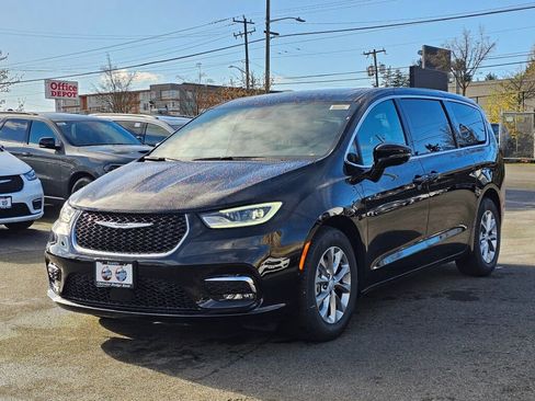 New 2026 Chrysler Pacifica Limited image 4