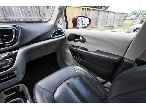 Used 2020 Chrysler Pacifica Touring-L FWD image 11