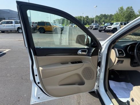 Used 2022 Jeep Grand Cherokee Laredo E AWD/4WD image 11