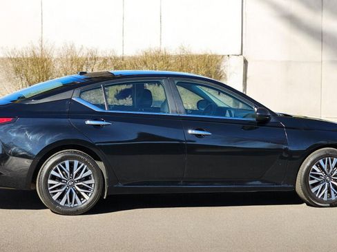 Used 2024 Nissan Altima 2.5 SV image 10