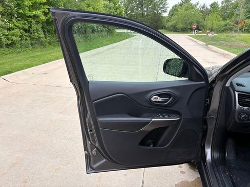 Used 2019 Jeep Cherokee Limited AWD/4WD image 13