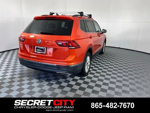 Used 2018 Volkswagen Tiguan SE w/ Panoramic Sunroof Package FWD image 7