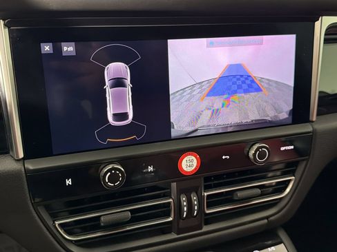 Certified 2023 Porsche Macan AWD/4WD image 21