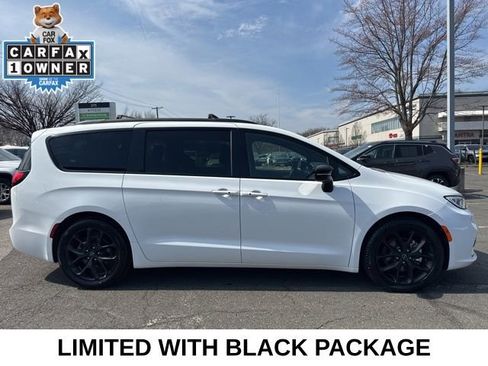 Used 2025 Chrysler Pacifica Limited image 17