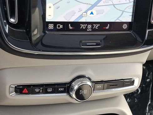 Used 2024 Volvo XC40 B5 Ultimate w/ Protection Package Premier image 16