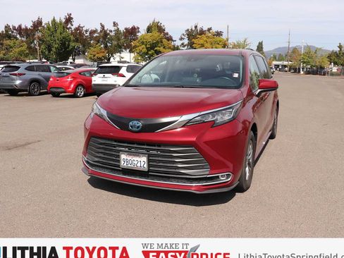 Used 2022 Toyota Sienna XLE w/ XLE Plus Package AWD/4WD image 1