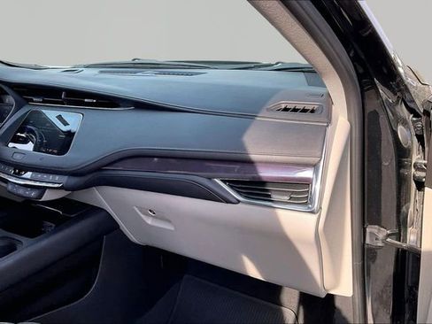 Used 2021 Cadillac XT4 Luxury w/ Cold Weather Package image 18