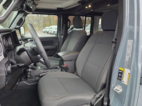Used 2025 Jeep Wrangler Unlimited Sahara image 12