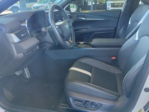 Used 2025 Toyota Camry SE w/ Convenience Package FWD image 9
