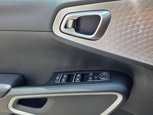 Used 2025 Kia Soul LX w/ LX Technology Package FWD image 30