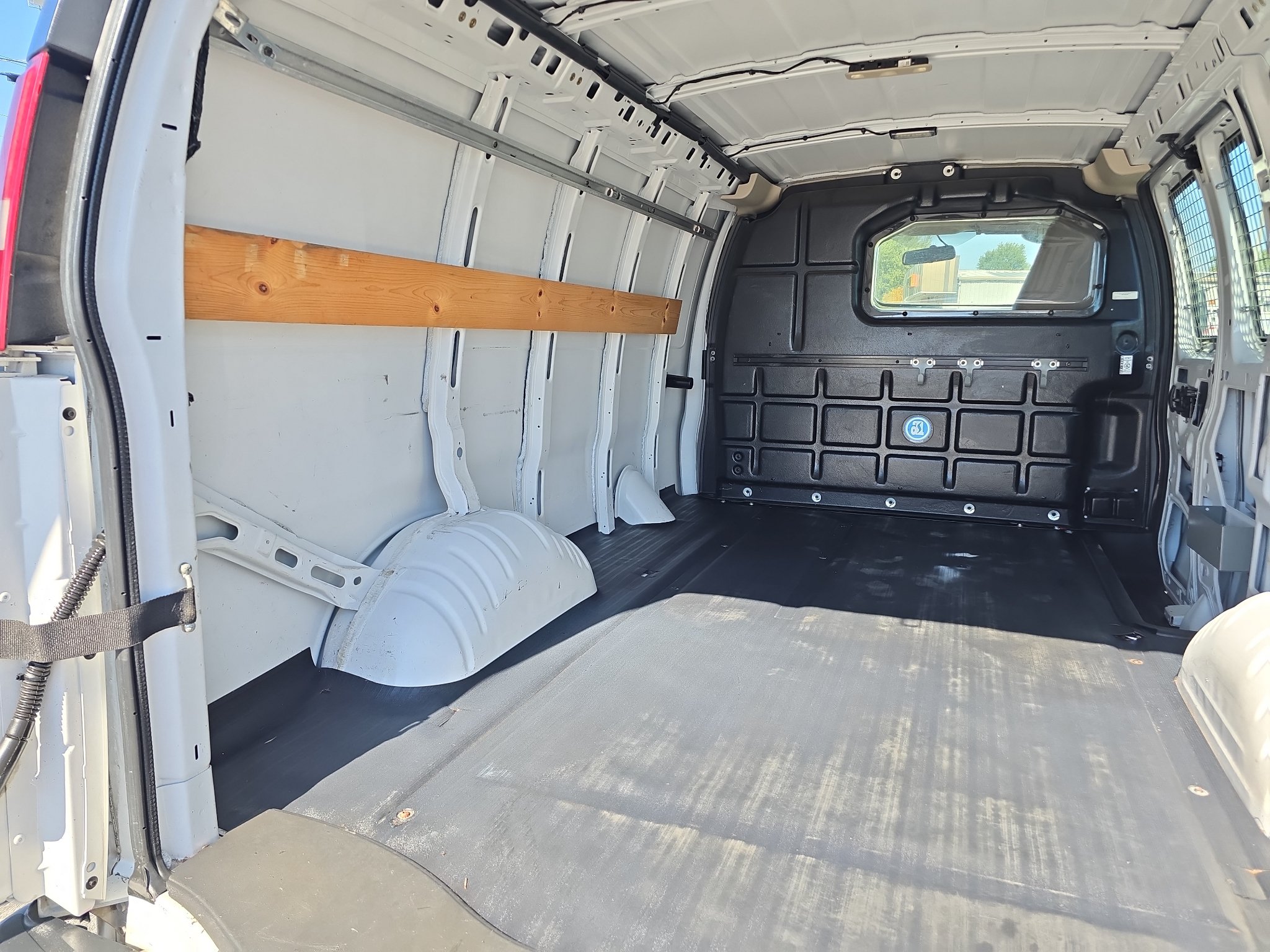 Used 2018 Chevrolet Express 2500 w/ Driver Convenience Package RWD image 12