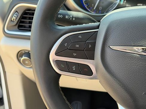 Used 2024 Chrysler Pacifica Touring-L image 23