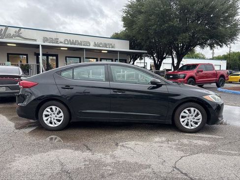 Used 2017 Hyundai Elantra SE FWD image 2