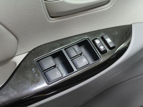 Used 2014 Toyota Sienna LE image 18