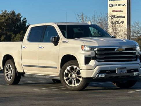 Used 2025 Chevrolet Silverado 1500 High Country w/ Technology Package image 2