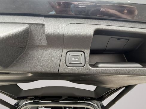 Certified 2023 GMC Acadia SLT image 30