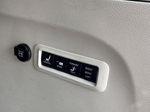 Used 2018 Chrysler Pacifica Limited w/ Advanced Safetytec Group FWD image 24