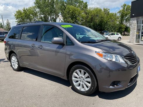 Used 2017 Toyota Sienna LE AWD/4WD image 10