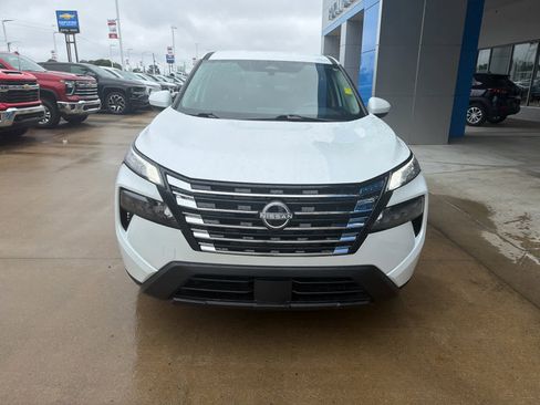 Used 2025 Nissan Rogue SV FWD image 9