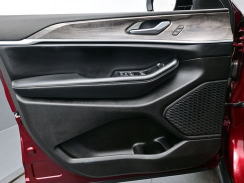 Used 2023 Jeep Grand Cherokee Limited image 9