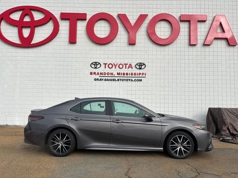 Used 2024 Toyota Camry SE image 4