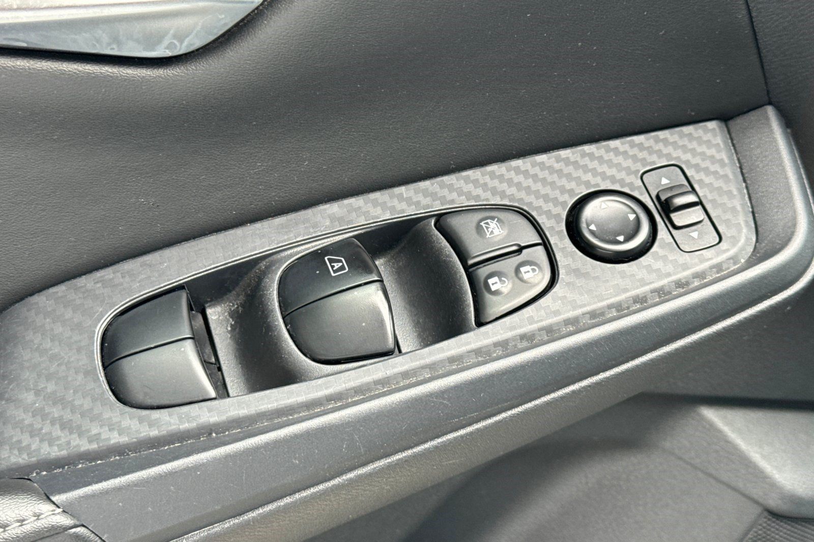 Used 2025 Nissan Sentra SV FWD image 14