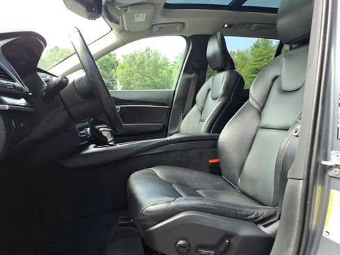 Used 2019 Volvo XC90 T5 Momentum w/ Multimedia Package AWD/4WD image 8