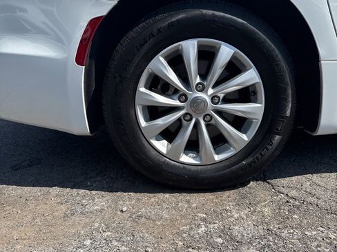 Certified 2019 Chrysler Pacifica Touring-L image 31