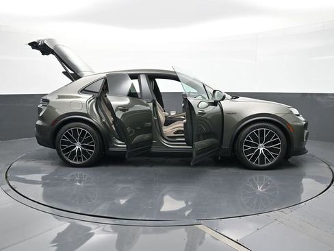 Certified 2025 Porsche Macan Electric RWD image 14