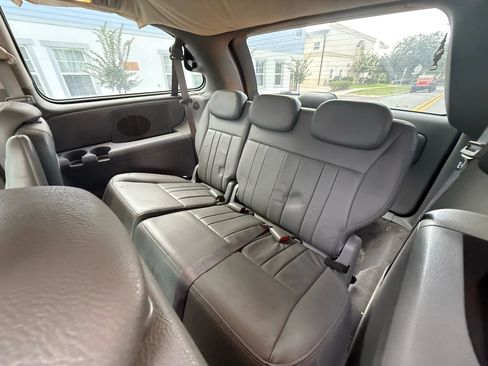 Used 2005 Chrysler Town & Country Touring w/ Leather Interior Group image 9