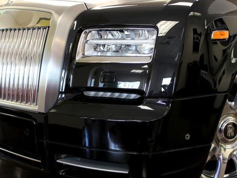 Used 2014 Rolls-Royce Phantom Drophead Coupe RWD image 3