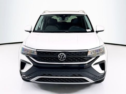Used 2023 Volkswagen Taos SE FWD image 2
