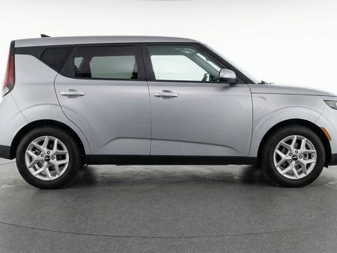 Used 2025 Kia Soul LX w/ LX Technology Package FWD image 11