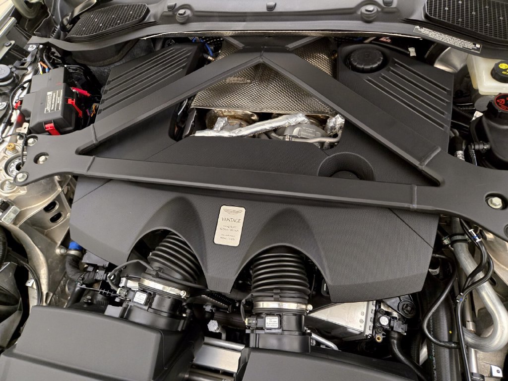 Used 2025 Aston Martin V8 Vantage Coupe RWD image 24