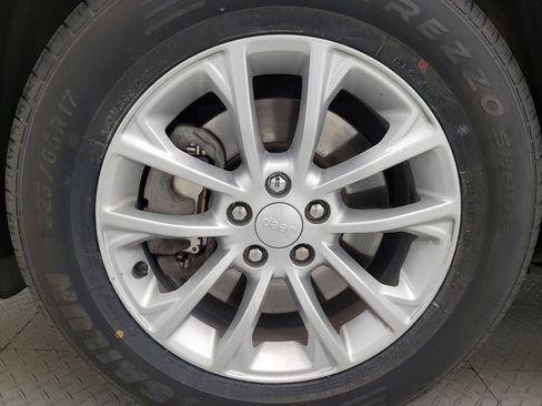 Used 2019 Jeep Cherokee Latitude w/ Cold Weather Group AWD/4WD image 31