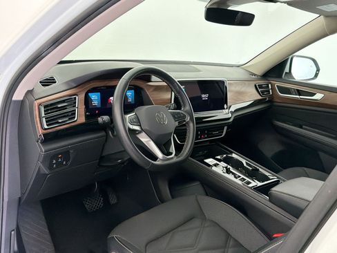Used 2025 Volkswagen Atlas SE FWD image 4