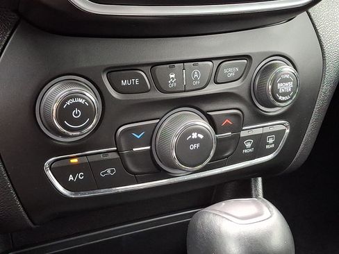 Certified 2020 Jeep Cherokee Latitude Plus w/ Cold Weather Group AWD/4WD image 16