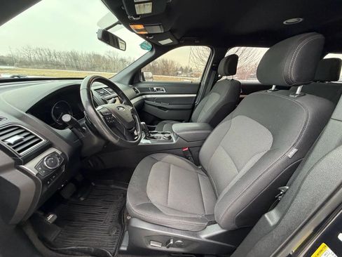 Used 2017 Ford Explorer XLT w/ Equipment Group 201A image 6