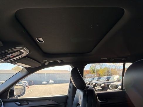 New 2025 Jeep Grand Cherokee Altitude image 10