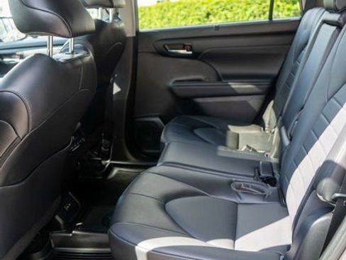 Used 2022 Toyota Highlander XLE AWD/4WD image 13