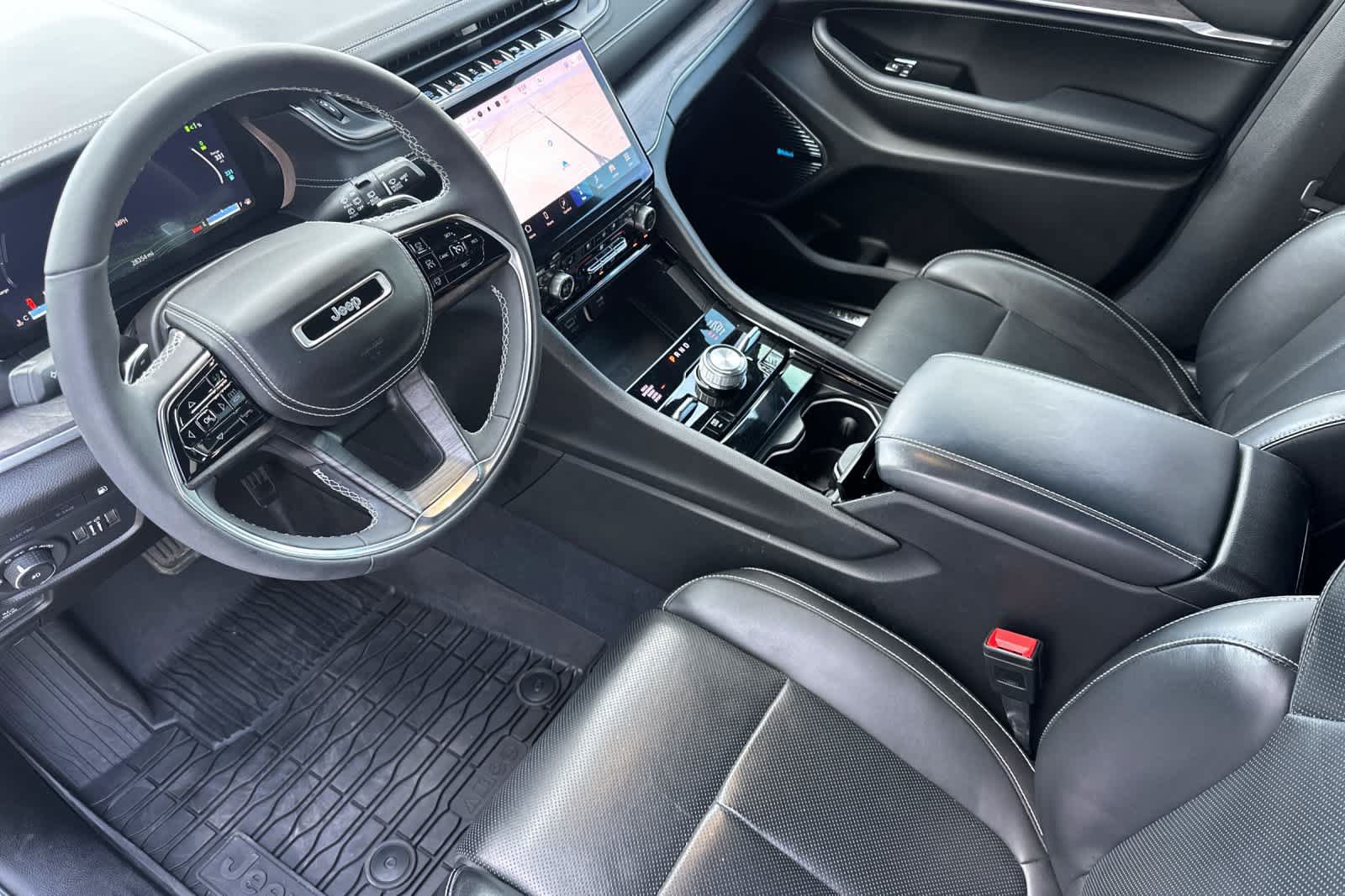 Used 2022 Jeep Grand Cherokee Overland w/ Luxury Tech Group IV AWD/4WD image 11
