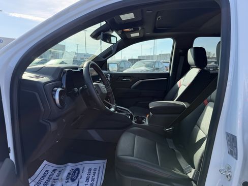 Used 2025 Chevrolet Colorado Z71 w/ Technology Package image 18