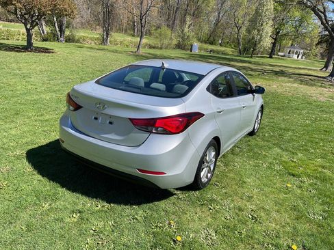 Used 2015 Hyundai Elantra SE w/ Option Group 02 FWD image 5