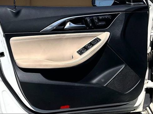 Used 2018 INFINITI QX30 Premium w/ Navigation Package image 23