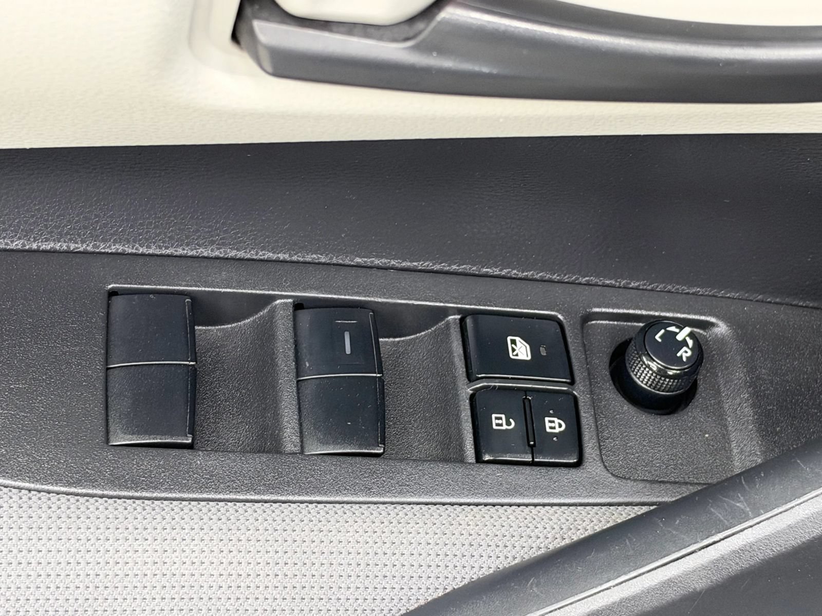 Used 2022 Toyota Corolla LE FWD image 25