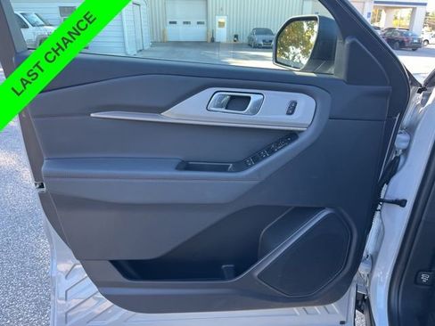 Used 2025 Ford Explorer Active image 13