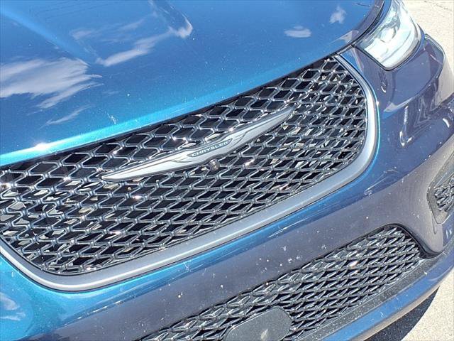 Certified 2025 Chrysler Pacifica Limited FWD image 17